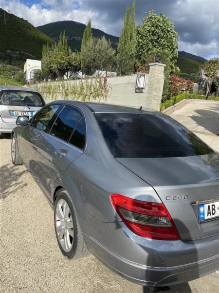 Tirane, shes makine benc mercedez Nafte, gri metalizato automatik Klima 220.000 km 7.900 €