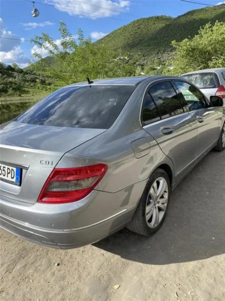 Tirane, shes makine benc mercedez Nafte, gri metalizato automatik Klima 220.000 km 7500 €