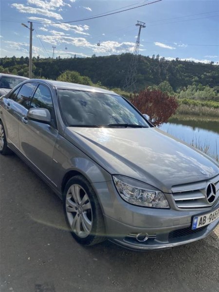 Tirane, shes makine benc mercedez Nafte, gri metalizato automatik Klima 220.000 km 7.900 €