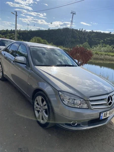 Tirane, shes makine benc mercedez Nafte, gri metalizato automatik Klima 220.000 km 7500 €
