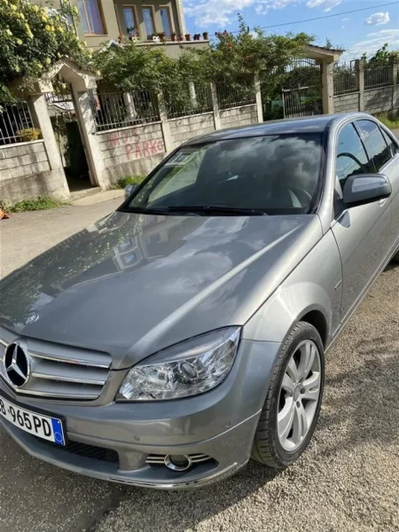 Tirane, shes makine benc mercedez Nafte, gri metalizato automatik Klima 220.000 km 7500 €