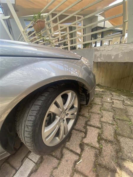 Tirane, shes makine benc mercedez Nafte, gri metalizato automatik Klima 220.000 km 7.900 €