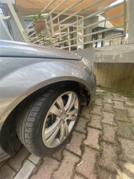 Tirane, shes makine benc mercedez Nafte, gri metalizato automatik Klima 220.000 km 7500 €