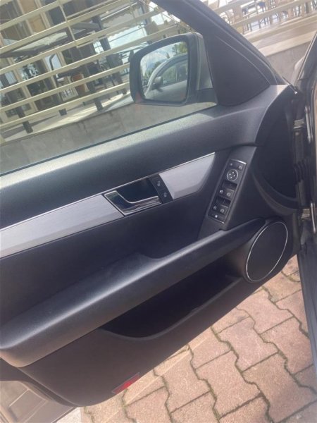 Tirane, shes makine benc mercedez Nafte, gri metalizato automatik Klima 220.000 km 7.900 €