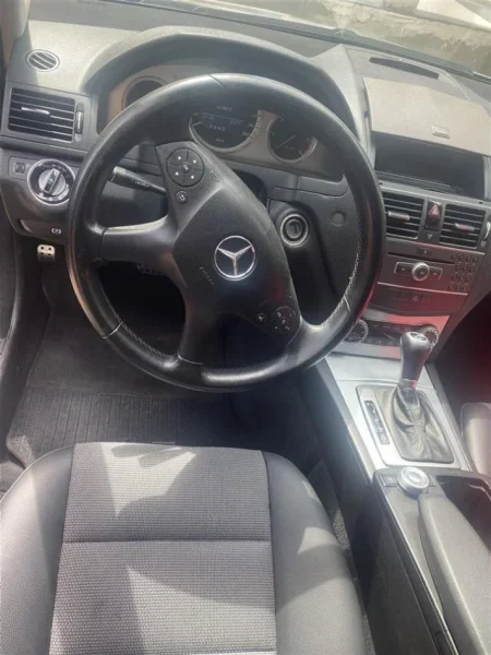 Tirane, shes makine benc mercedez Nafte, gri metalizato automatik Klima 220.000 km 7500 €