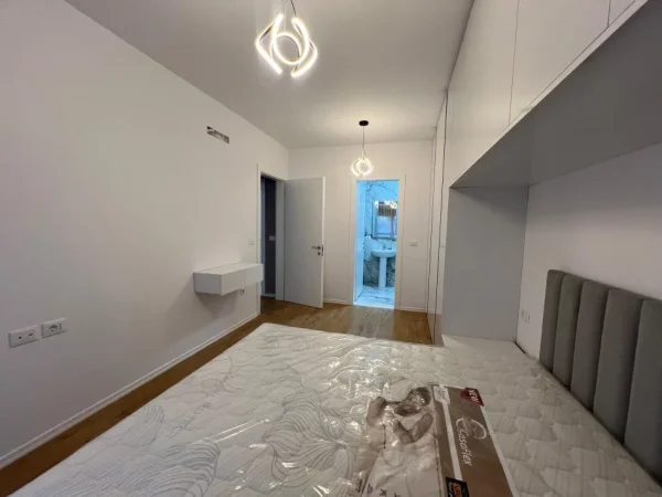 Tirane, jepet me qera apartament 2+1 Kati 1, 105 m² 750 € (KODRA DIELLIT)