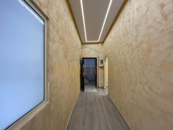 Durres, jepet me qera ambjent biznesi , 125 m² 1.000 € (Bulevardi Kryesor)