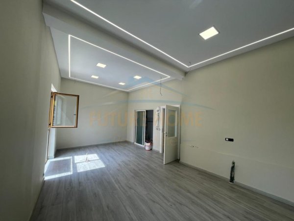 Durres, jepet me qera ambjent biznesi , 125 m² 1.000 € (Bulevardi Kryesor)