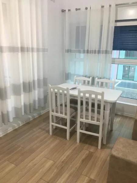 Tirane, jepet me qera apartament 2+1+Ballkon Kati 2, (Ali Demi, Mangalem 21)