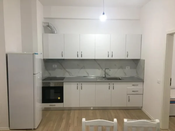 Tirane, jepet me qera apartament 2+1+Ballkon Kati 2, (Ali Demi, Mangalem 21)