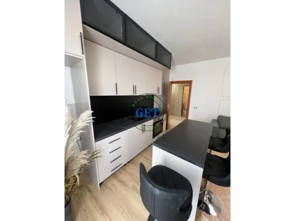 Durres, shitet apartament 4+1 Kati 7, 74 m² 