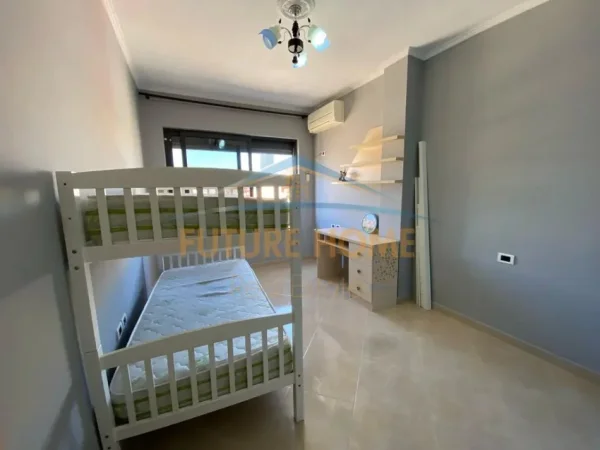 Tirane, shitet apartament 2+1+Ballkon Kati 8, 94 m² 135.000 € (Unaza e Re)