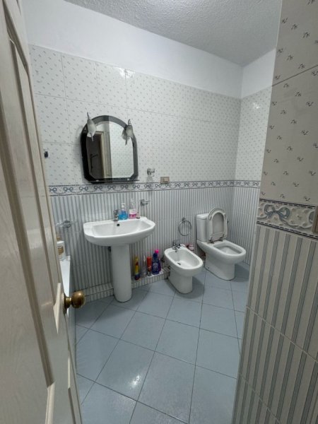 Tirane, jepet me qera zyre Kati 7, 92 m² 1.000 € (RRUGA E KOSOVAREVE)