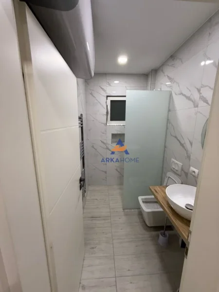 Tirane, jepet me qera apartament Kati 4, 70 m² 420 € (JEPET APARTAMENT ME QERA 1+1 "JORDAN MISJA TEK SHINAT E TRENIT" 420 EURO.)