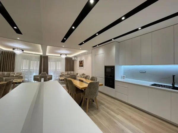 Tirane, jepet me qera 4+1+Ballkon , 90 m² 1.200 € (Kompleksi kolombo siper furres peti rreshti par)