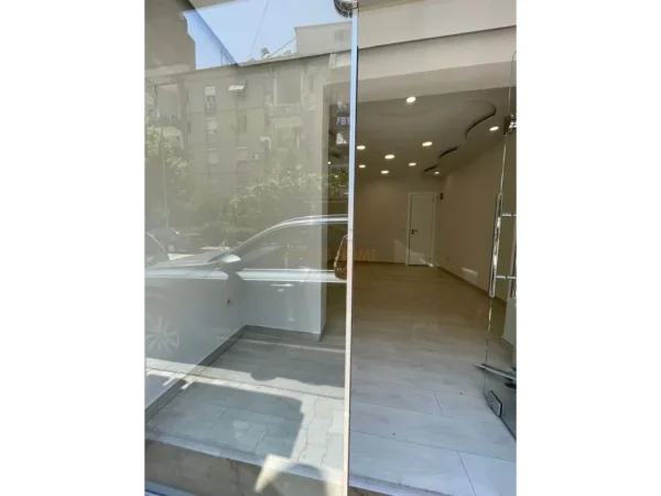 Tirane, jepet me qera dyqan , 53 m² 500 € (myslym shyri)