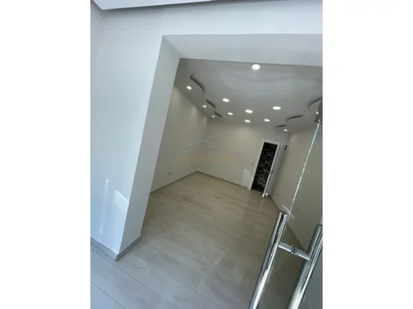 Tirane, jepet me qera dyqan , 53 m² 500 € (myslym shyri)