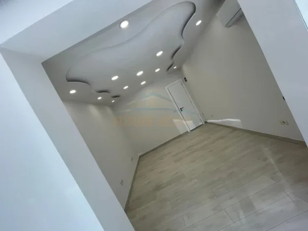 Tirane, jepet me qera dyqan , 53 m² 500 € (myslym shyri)