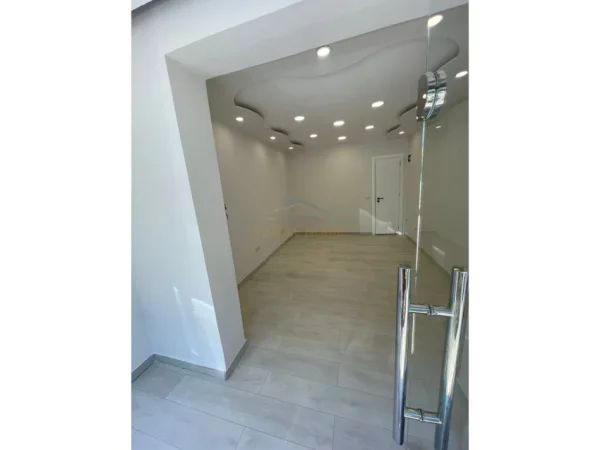 Tirane, jepet me qera dyqan , 53 m² 500 € (myslym shyri)