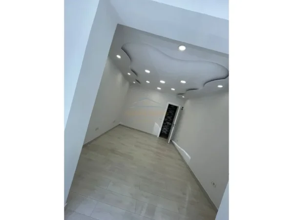 Tirane, jepet me qera dyqan , 53 m² 500 € (myslym shyri)