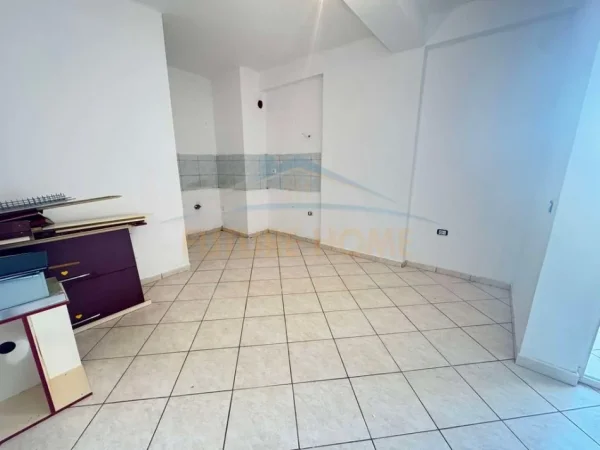 Shitet, Apartament 2+1+2, Unaza e Re