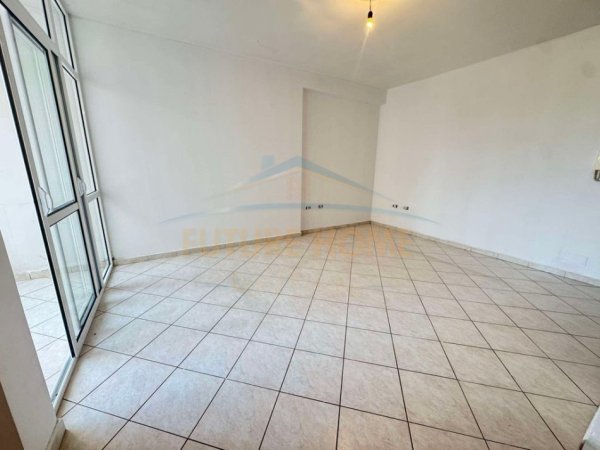 Shitet, Apartament 2+1+2, Unaza e Re