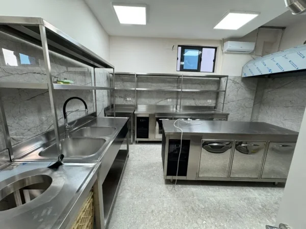 Golem, jepet me qera hotel Kati 3, 500 m² 85.000 € (Golem)