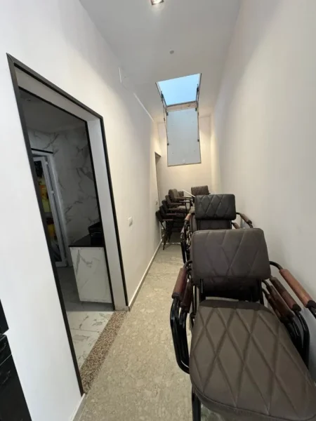 Golem, jepet me qera hotel Kati 3, 500 m² 85.000 € (Golem)