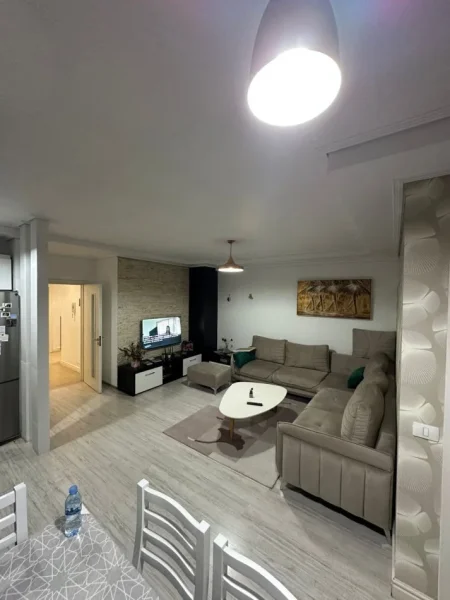 Tirane, jepet me qera apartament 2+1+Ballkon Kati 7, 102 m² 550 € (Yzberisht)