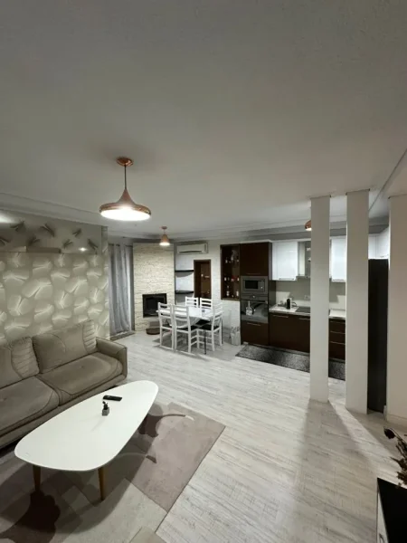 Tirane, jepet me qera apartament 2+1+Ballkon Kati 7, 102 m² 550 € (Yzberisht)
