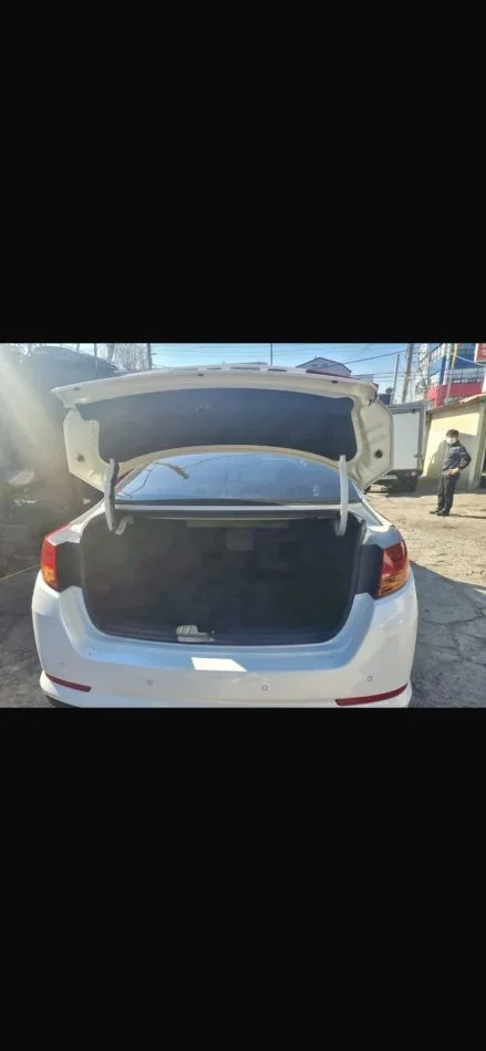 Tirane, shitet makine Kia K5 Benzin, e bardhë automatik Kondicioner 180.000 km 4.900 €