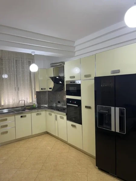 Tirane, jepet me qera apartament 2+1 Kati 4, 99 m² 550 € (kopshti zoologjik)