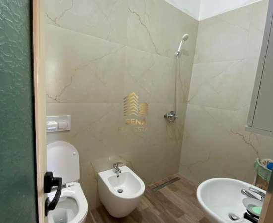 Tirane, jepet me qera apartament 2+1 Kati 1, 80 m² 300 € (Rruga Grigor Cilka)