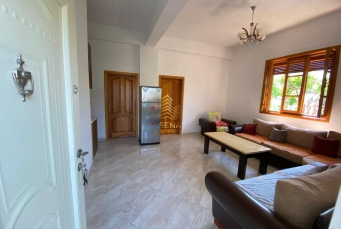 Tirane, jepet me qera apartament 2+1 Kati 1, 80 m² 300 € (Rruga Grigor Cilka)