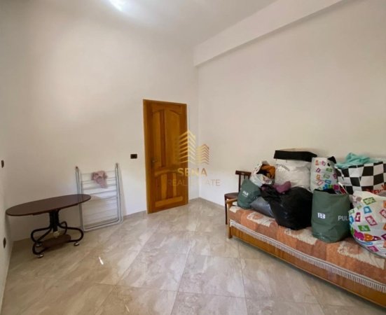 Tirane, jepet me qera apartament 2+1 Kati 1, 80 m² 300 € (Rruga Grigor Cilka)