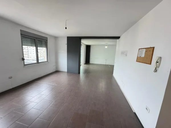 Tirane, jepet me qera zyre Kati 6, 116 m² 700 € (Ring Center,Zogu i Zi)