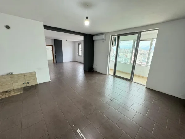 Tirane, jepet me qera zyre Kati 6, 116 m² 700 € (Ring Center,Zogu i Zi)
