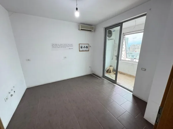 Tirane, jepet me qera zyre Kati 6, 116 m² 700 € (Ring Center,Zogu i Zi)