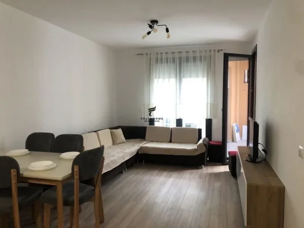 Tirane, jepet me qera apartament 1+1+Ballkon Kati 8, 70 m² 600 € (XHAMLLIK)