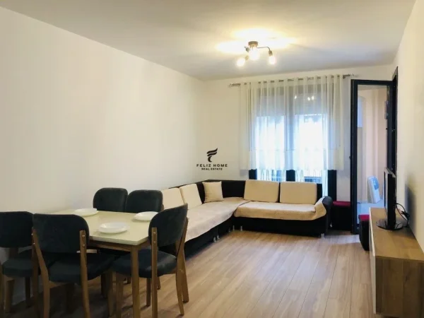 Tirane, jepet me qera apartament 1+1+Ballkon Kati 8, 70 m² 600 € (XHAMLLIK)