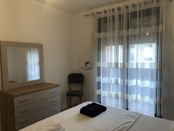 Tirane, jepet me qera apartament 1+1+Ballkon Kati 8, 70 m² 600 € (XHAMLLIK)