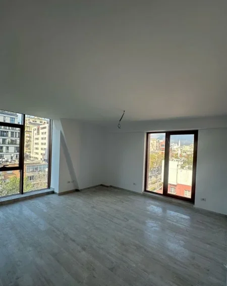 Tirane, jepet me qera ambjent biznesi Kati 5, 158 m² 2.500 € (Rruga e Kavajes)