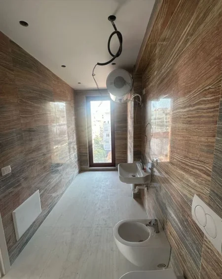 Tirane, jepet me qera ambjent biznesi Kati 5, 158 m² 2.500 € (Rruga e Kavajes)