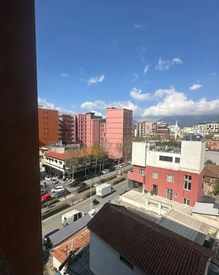 Tirane, jepet me qera ambjent biznesi Kati 5, 158 m² 2.500 € (Rruga e Kavajes)
