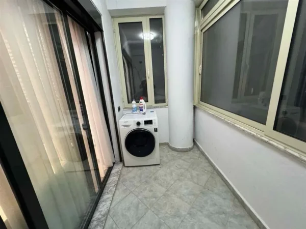 Tirane, jepet me qera apartament 2+1 Kati 4, 90 m² 500 € (fresku)