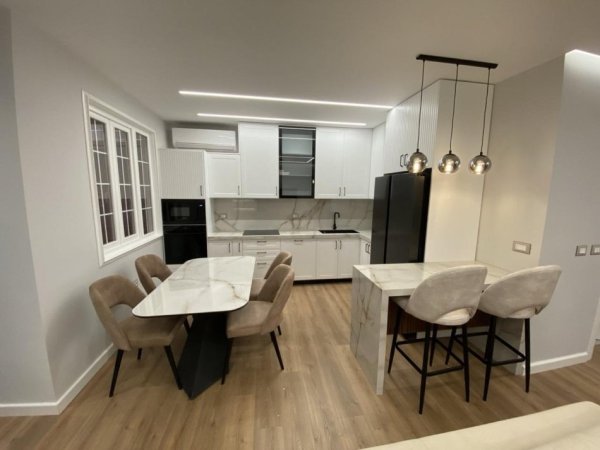 Tirane, jepet me qera apartament 2+1+Ballkon Kati 5, 77 m² 900 € (Rruga e Dibres)