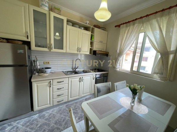 Tirane, jepet me qera apartament 3+1+Aneks+Ballkon Kati 2, 225 m² 550 € (Sauk i Vjeter)