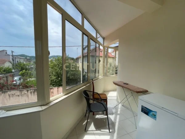 Tirane, jepet me qera apartament 3+1+Ballkon Kati 2, 120 m² 550 € (Sauk)