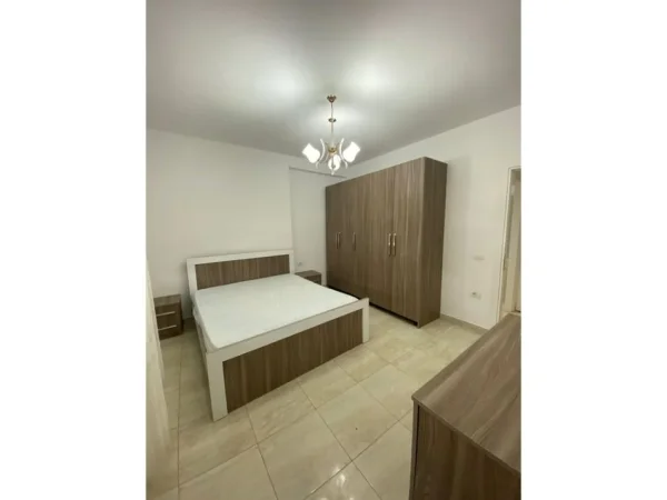Tirane, jepet me qera apartament 2+1 Kati 2, 80 m² 650 € (KOMUNA E PARISIT)