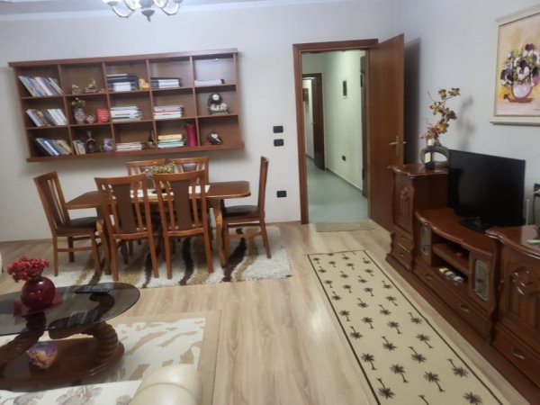 Tirane, jepet me qera apartament 1+1 Kati 5, 60 m² 500 € (Rruga Mine Peza)